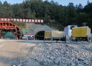 雙噴頭液壓濕噴機施工現(xiàn)場